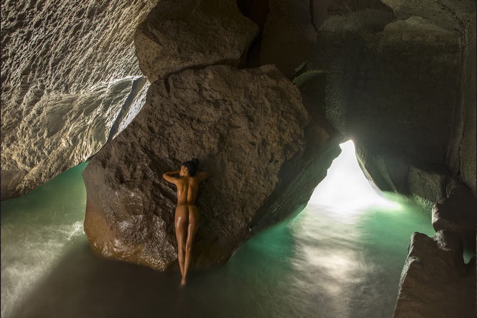 Appoggiata alla roccia